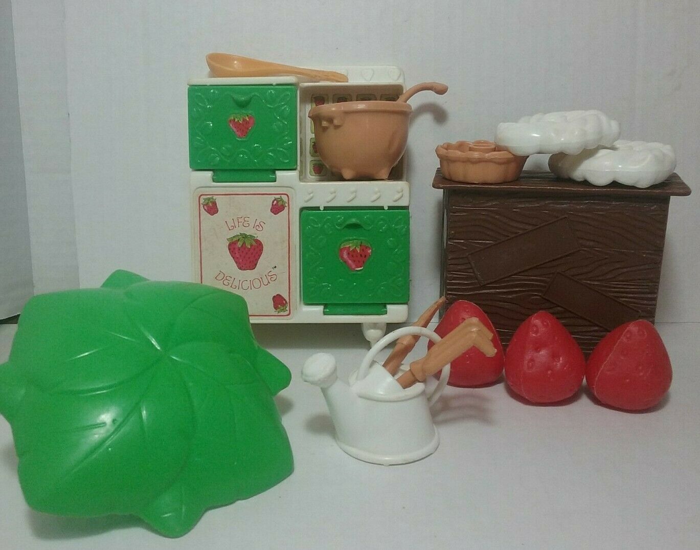 Vintage Strawberry Shortcake Berry Bake Shoppe Playset Accessories